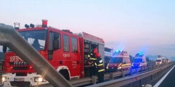 Accident rutier foarte grav. Multe victime printre care și copii de 8 și 14 ani. Trei mașini s-au ciocnit de un TIR