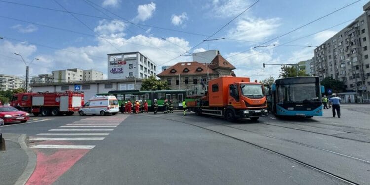 Grav accident rutier în Capitală! Foarte multe persoane au primit îngrijiri medicale! Un autobuz a intrat într-un tramvai!