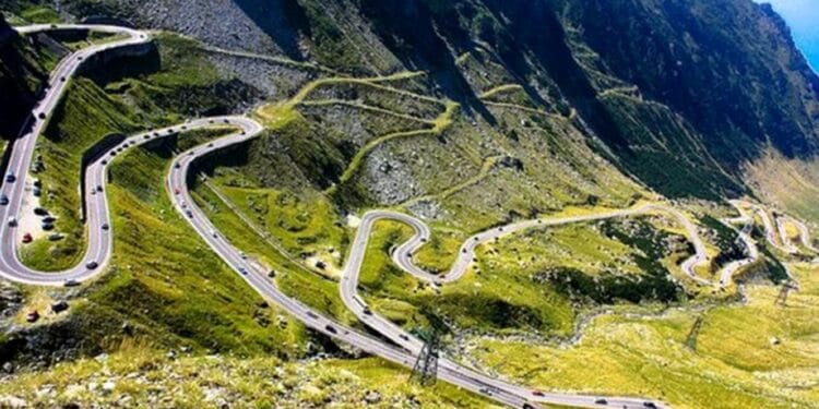 Grav accident rutier pe Transalpina! Traficul a fost blocat! Două persoane în stop cardio-respirator!