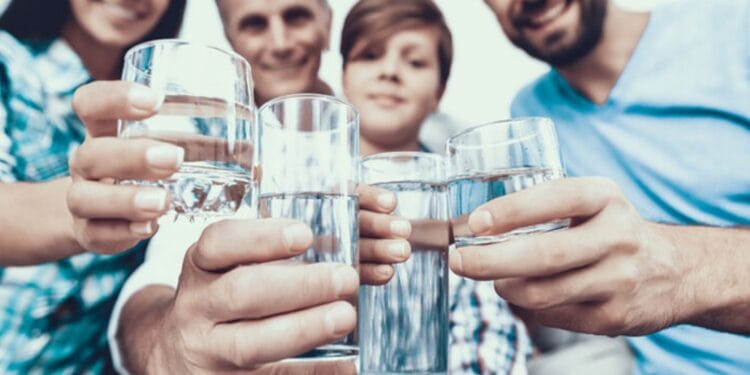 Un mit care trebuie DEMONTAT: Ce anume și câtă apă trebuie să bem? Claritate totală într-o lume plină de povești fabuloase!