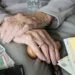 Șansele ca ajutorul pentru seniori să mai vină, în a doua tranșă, se micșorează de la o zi la alta
