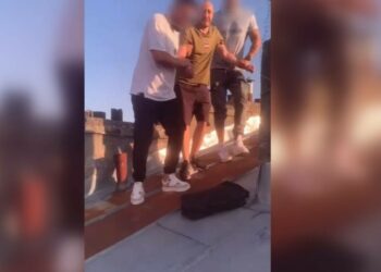 Urmărire ca în filme. Un bărbat pitit bine a fost ridicat de polițiști de pe acoperișul unei clădiri. Fugea de pușcărie, după ce a fost condamnat la 8 ani, pentru viol