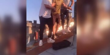 Urmărire ca în filme. Un bărbat pitit bine a fost ridicat de polițiști de pe acoperișul unei clădiri. Fugea de pușcărie, după ce a fost condamnat la 8 ani, pentru viol