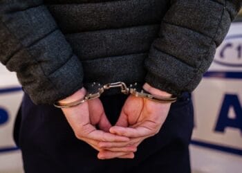 Supărat pe o instituție publică, un bărbat a vrut să o incendieze. A aruncat cu benzină și a vrut să dea foc. A fost imobilizat de polițiști rapid!