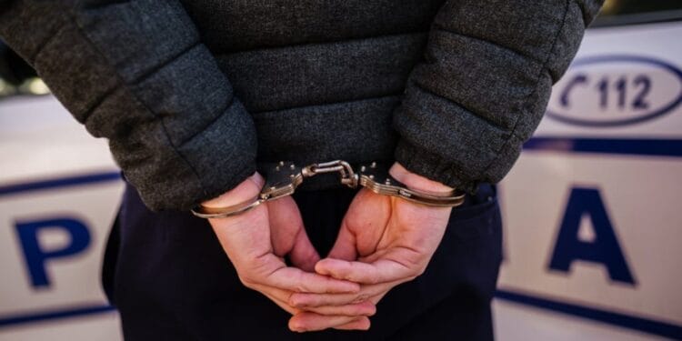 Supărat pe o instituție publică, un bărbat a vrut să o incendieze. A aruncat cu benzină și a vrut să dea foc. A fost imobilizat de polițiști rapid!