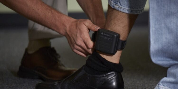 Un adolescent a comis-o. Și-a tăiat brățara de monitorizare, a evadat din arestul la domiciliu și a fost găsit de polițiști într-o mașină abandonată!