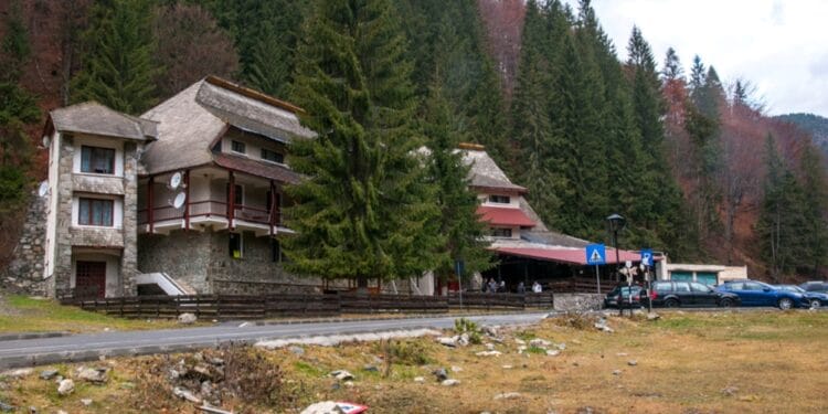 Festival unde festinul culinar și artiștii populari, vor încânta toate genurile de spectatori. Locația, una de vis, celebra Cabană Voina!