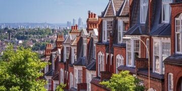 Numai un român putea face asta! A păcălit autoritățile din Marea Britanie și s-a ales cu ditamai proprietatea!