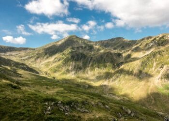 Ciobani salvați de pe vârf de munte. Unul dintre ei s-a rătăcit și a dormit sub cerul liber. Salvamontiștii i-au salvat!