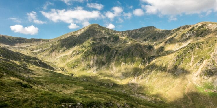Ciobani salvați de pe vârf de munte. Unul dintre ei s-a rătăcit și a dormit sub cerul liber. Salvamontiștii i-au salvat!