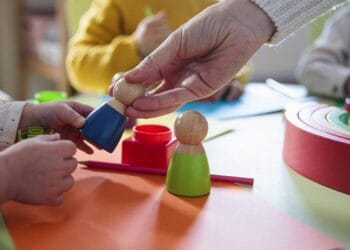 Sute de copii intoxicați cu un colorant toxic adăugat în mâncare! Micuții aveau niveluri alarmant de ridicate de plumb în sânge!