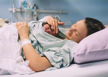 Mamele în concediu de îngrijire a copilului nu vor fi exceptate de la impozitul pentru sănătate! Ce sume vor primi la final