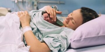 Mamele în concediu de îngrijire a copilului nu vor fi exceptate de la impozitul pentru sănătate! Ce sume vor primi la final