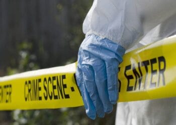 Crimă oribilă. O femeie a fost ucisă cu sălbăticie și apoi incendiată în propria casă. Suspectul e căutat cu mascații!