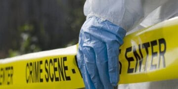 Crimă oribilă. O femeie a fost ucisă cu sălbăticie și apoi incendiată în propria casă. Suspectul e căutat cu mascații!