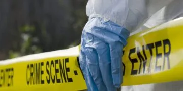 Crimă oribilă. O femeie a fost ucisă cu sălbăticie și apoi incendiată în propria casă. Suspectul e căutat cu mascații!