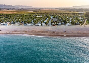 Vacanța la mare la cort sau cu rulota, opțiuni tot mai căutate pentru turiști! Aceștia spun că le preferă pentru că sunt mai aproape de natură și mai ieftine