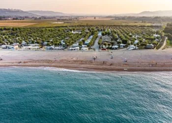 Vacanța la mare la cort sau cu rulota, opțiuni tot mai căutate pentru turiști! Aceștia spun că le preferă pentru că sunt mai aproape de natură și mai ieftine