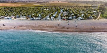 Vacanța la mare la cort sau cu rulota, opțiuni tot mai căutate pentru turiști! Aceștia spun că le preferă pentru că sunt mai aproape de natură și mai ieftine