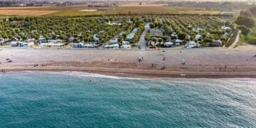 Vacanța la mare la cort sau cu rulota, opțiuni tot mai căutate pentru turiști! Aceștia spun că le preferă pentru că sunt mai aproape de natură și mai ieftine