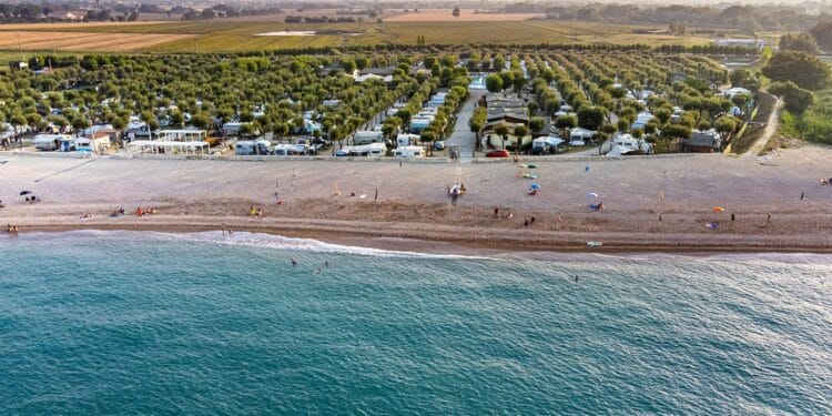 Vacanța la mare la cort sau cu rulota, opțiuni tot mai căutate pentru turiști! Aceștia spun că le preferă pentru că sunt mai aproape de natură și mai ieftine