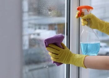 Trucul genial: geamuri impecabile. Fără săpun și fără bicarbonat sau produse scumpe, cum să ștergi geamurile fără să lași urme