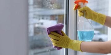 Trucul genial: geamuri impecabile. Fără săpun și fără bicarbonat sau produse scumpe, cum să ștergi geamurile fără să lași urme