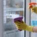 Trucul genial: geamuri impecabile. Fără săpun și fără bicarbonat sau produse scumpe, cum să ștergi geamurile fără să lași urme