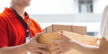 Bărbat reținut pentru trafic de droguri și fals material în înscrisuri oficiale! Drogurile intrau în țară printr-o firmă de curierat!