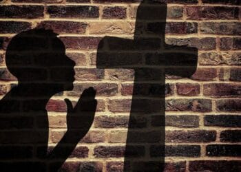 Minoră exorcizată de propria mamă! Femeia credea că micuța este posedată! Problema era alta spun autoritățile!