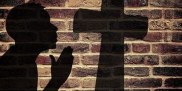 Minoră exorcizată de propria mamă! Femeia credea că micuța este posedată! Problema era alta spun autoritățile!