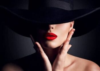 O femeie a furat din conturile firmei bani pentru a-și face operații estetice! Mai cheltuia și pe diamante și genți în ediție limitată!