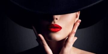 O femeie a furat din conturile firmei bani pentru a-și face operații estetice! Mai cheltuia și pe diamante și genți în ediție limitată!