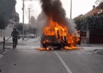 Mașină în flăcări în centrul orașului! Patru persoane au fost rănite, una a ajuns la spital