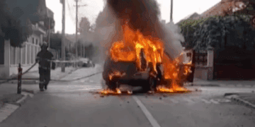 Mașină în flăcări în centrul orașului! Patru persoane au fost rănite, una a ajuns la spital