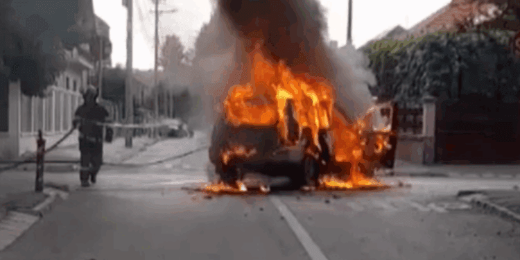 Mașină în flăcări în centrul orașului! Patru persoane au fost rănite, una a ajuns la spital