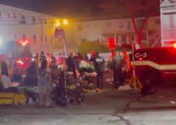 Tragedie la un azil de bătrâni. A izbucnit un incendiu puternic, iar 9 persoane au murit. Sunt zeci de răniți, printre care și pompieri