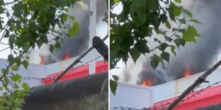 Incendiu violent la Mall. Pompierii au intervenit în forță cu 10 autospeciale. Oamenii s-au speriat îngrozitor!