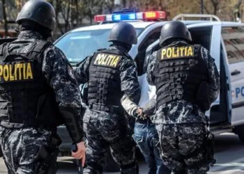 Două grupări s-au războit în fața unui spital! S-au luptat cu macete, bâte și cuțite, iar la final mai multe persoane au ajuns la Poliție! S-au făcut și arestări!