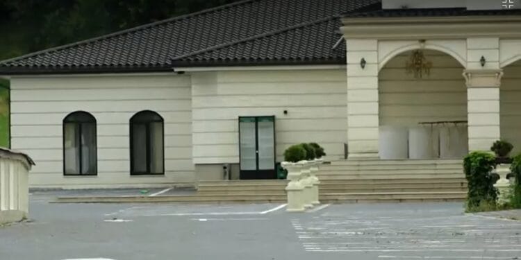 Bătuta românească! O nuntă nu se putea sfârși fără o bătaie ca în filme! Preotul s-a ales cu mâna ruptă!