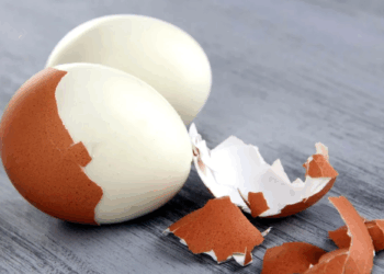 Cel mai simplu truc pe care să îl folosești ca ouăle să nu se spargă la fiert! Fără sare, oțet, bicarbonat sau alte produse din bucătărie pe care tu le cunoști deja!