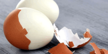 Cel mai simplu truc pe care să îl folosești ca ouăle să nu se spargă la fiert! Fără sare, oțet, bicarbonat sau alte produse din bucătărie pe care tu le cunoști deja!