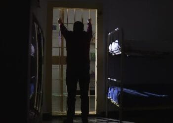 Strategia unui deținut pentru a-și reduce pedeapsa. Își ajuta colegii de celulă să facă rost de droguri, apoi îi denunța!