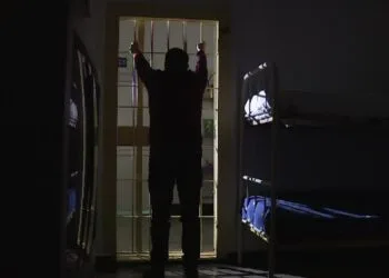 Strategia unui deținut pentru a-și reduce pedeapsa. Își ajuta colegii de celulă să facă rost de droguri, apoi îi denunța!