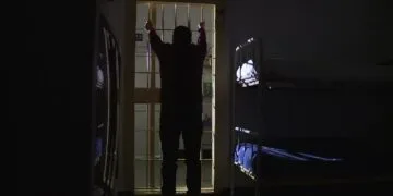 Strategia unui deținut pentru a-și reduce pedeapsa. Își ajuta colegii de celulă să facă rost de droguri, apoi îi denunța!