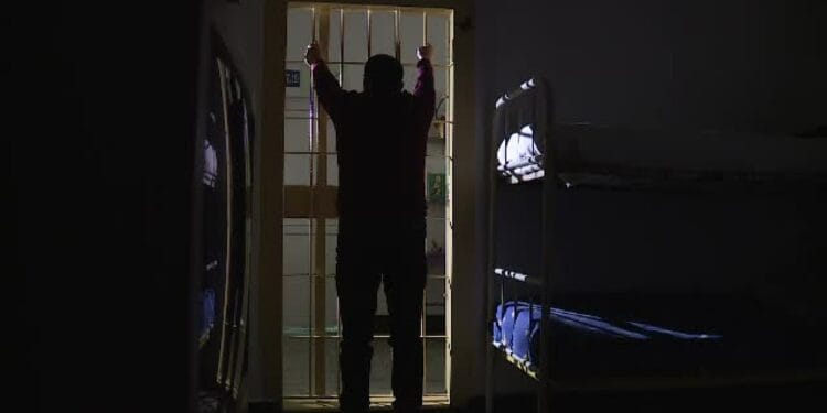 Strategia unui deținut pentru a-și reduce pedeapsa. Își ajuta colegii de celulă să facă rost de droguri, apoi îi denunța!