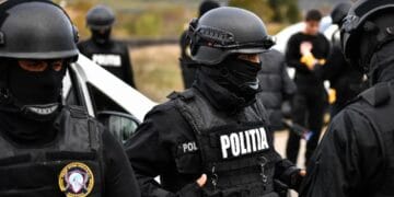 Percheziții domiciliare în peste 60 de locații! Anchetatorii au găsit puști și pistoale 