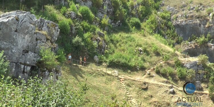 O femeie împreună cu fiicele minore au fost descoperite locuind într-o peșteră, într-un loc sălbatic!