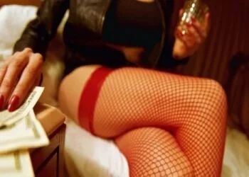 Patru indivizi au recrutat cinci tinere pe care le-au obligat să practice prostituția în Italia, Marea Britanie, dar și România!