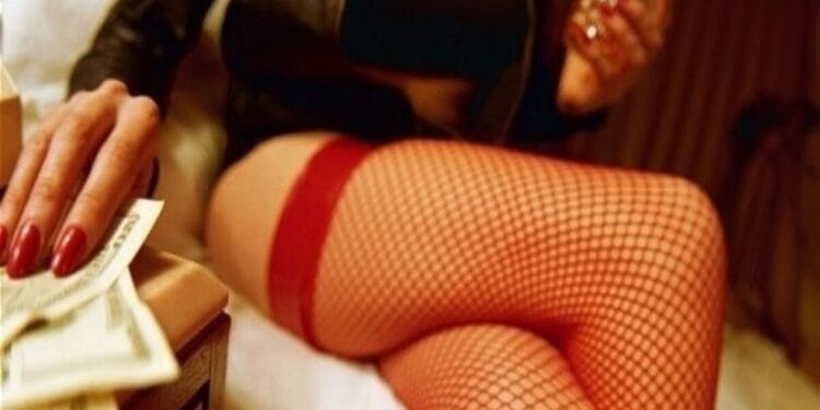 Patru indivizi au recrutat cinci tinere pe care le-au obligat să practice prostituția în Italia, Marea Britanie, dar și România!